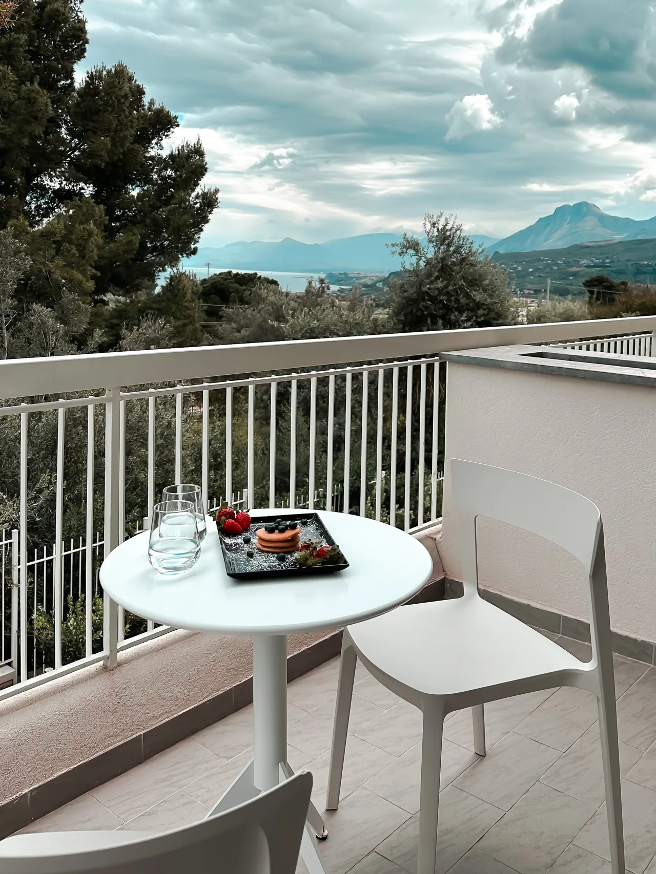 Un tavolino sulla terrazza privata