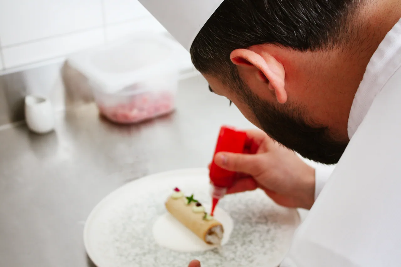 Preparazione di un piatto in cucina