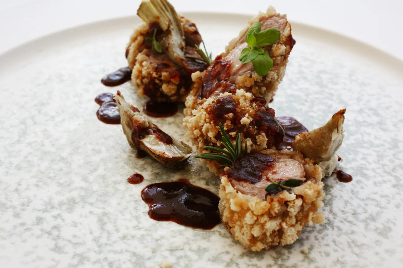 Presentazione di un piatto del ristorante