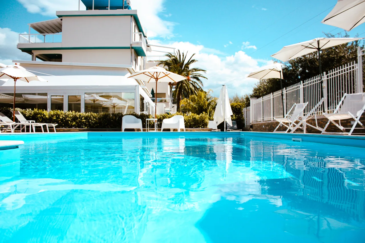 Piscina esterna e hotel Principe Alogna