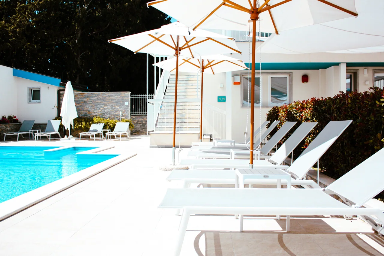 Lettini e ombrelloni a bordo piscina