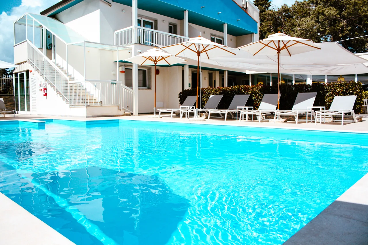 Acqua turchese della piscina all’aperto