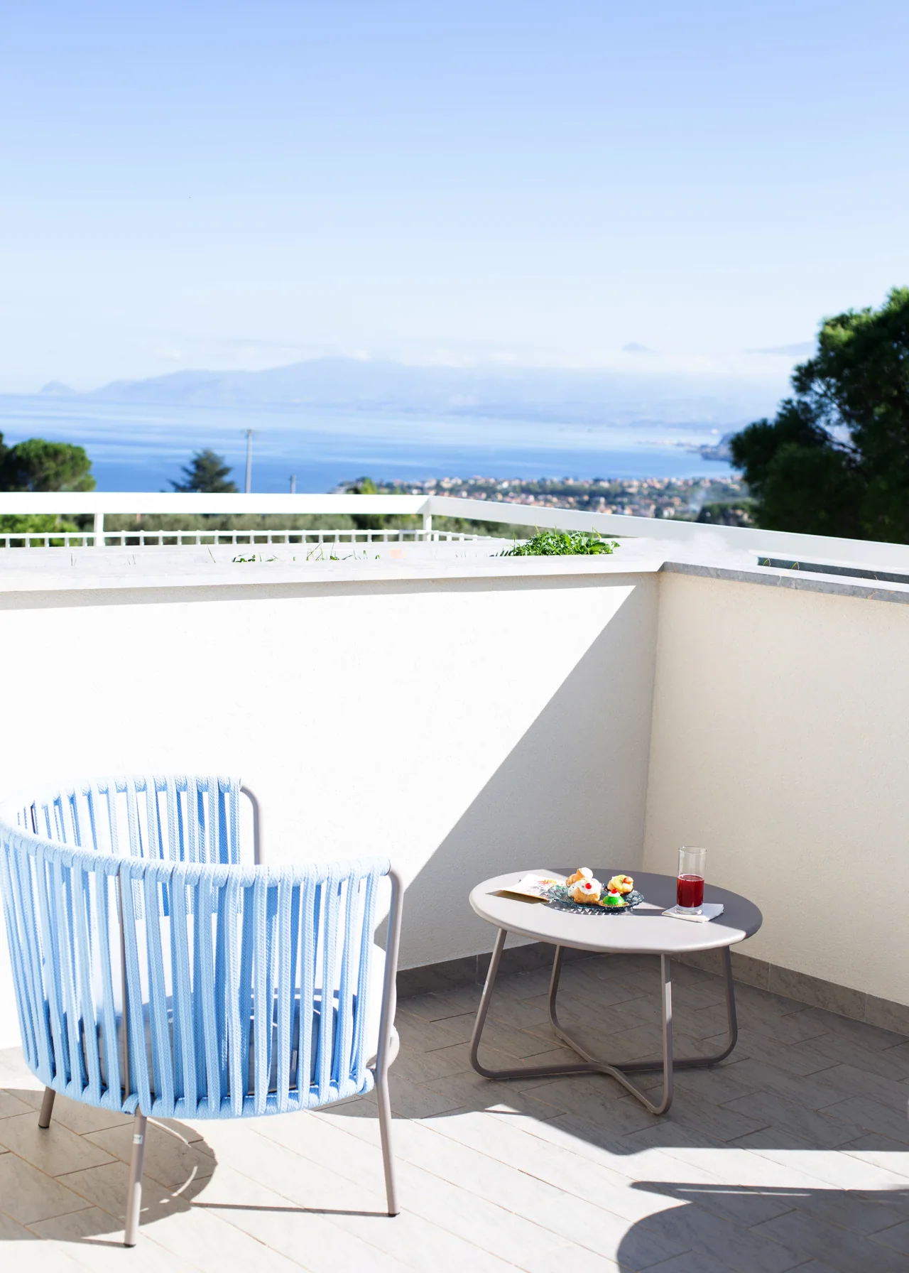 Sedute sulla terrazza con panorama
